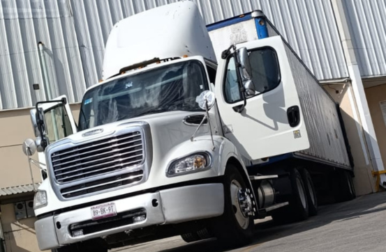 tráiler blanco con caja seca