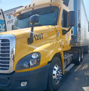 tráiler de carga amarillo