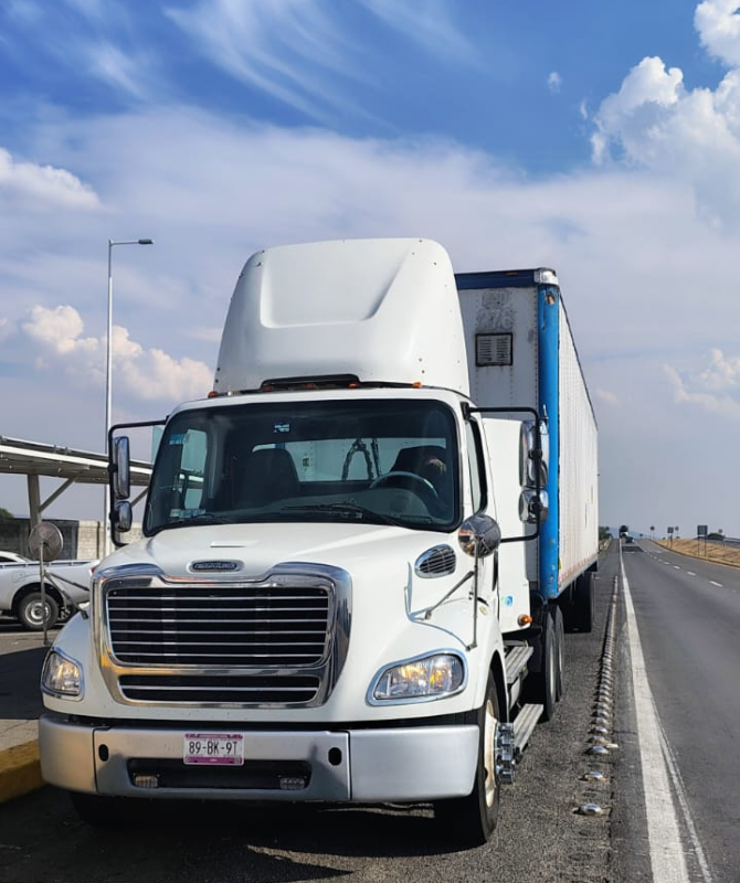 viaje foráneo tráiler blanco